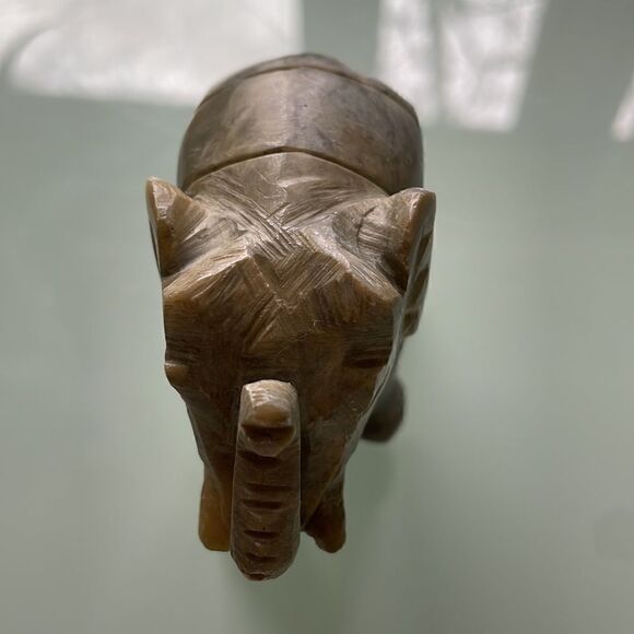 Marble elephant figurine see pictures for the size solid marble heavy for size - Picture 2 of 8